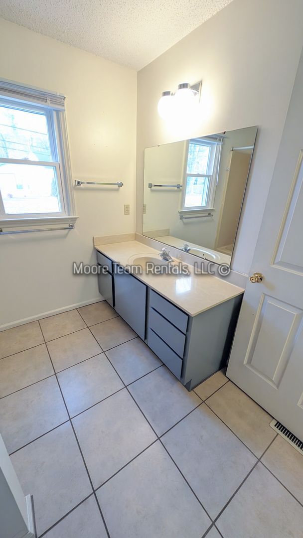 Building Photo - 2/2 & Office - Spacious Duplex