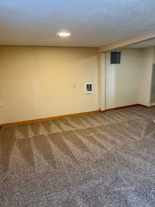 Building Photo - 3 Bed/1.5 Bath House For Rent with 2 Car Garage!