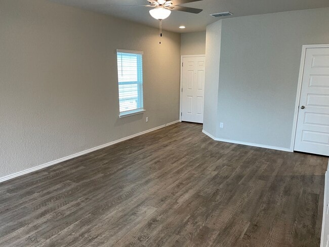 Building Photo - Three Bedroom | Two Bath Home in Scott's Hollow