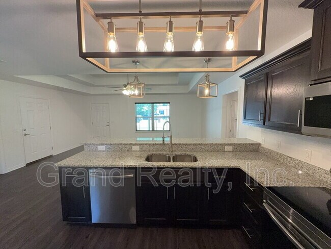 Building Photo - 6217 Fox Run St