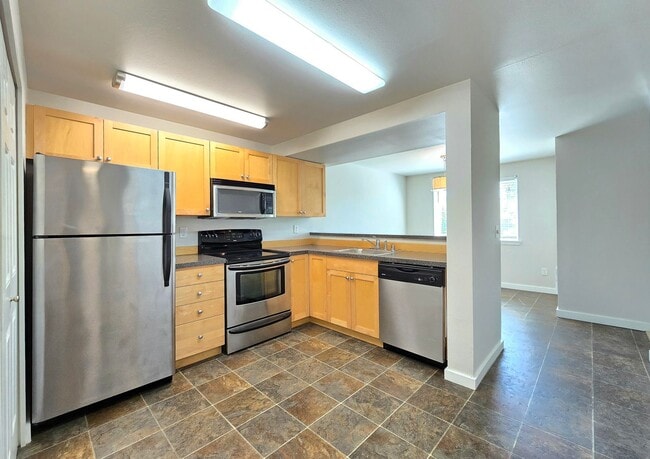 Building Photo - 2 Bedroom Condo Available in Kenmore