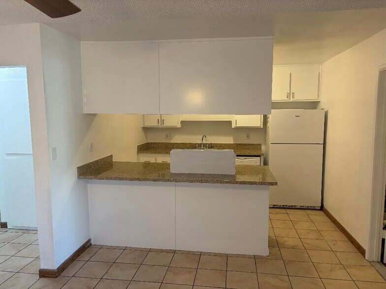 Building Photo - 510 W Kavanagh Ave