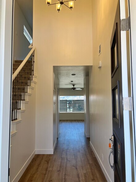 Building Photo - 499 S Stewart Creek Cv