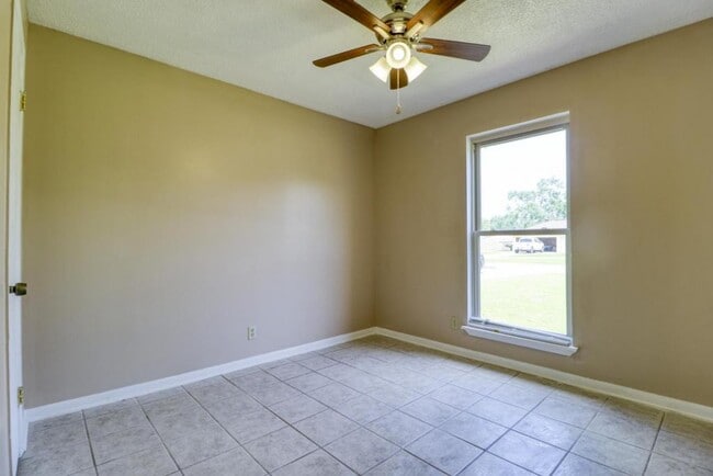 Building Photo - 301 Vanessa Ave
