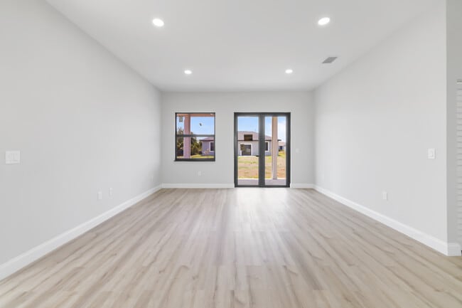 Building Photo - 8014 Mangrove Cir