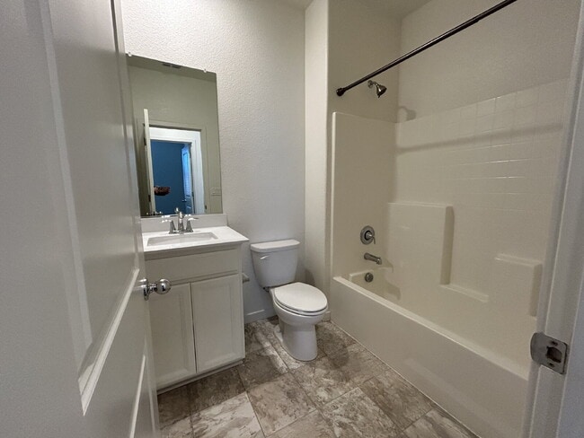 Building Photo - Fresh 3 Bed, 2 Bath Home - Close to shopping!