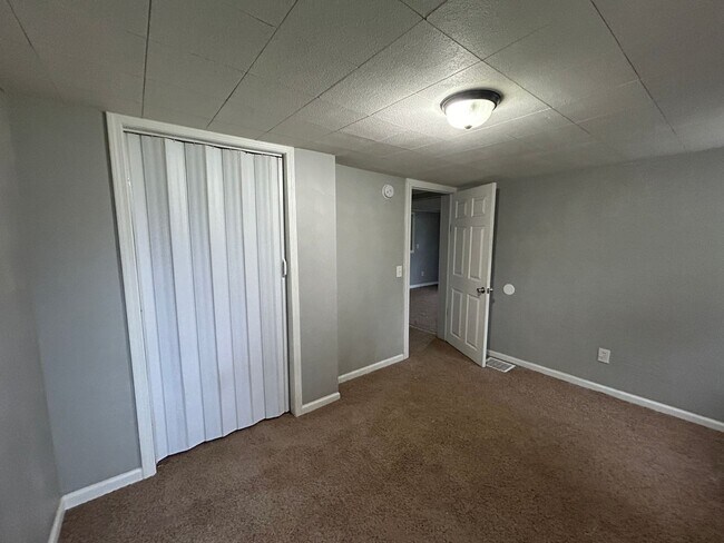 Building Photo - 3 bedroom 1 bath house in East Moline