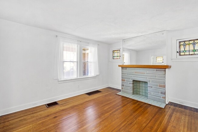 Building Photo - AVAILABLE SEPT 1ST!! GORGEOUS 3 BEDROOM IN...