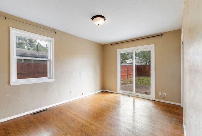 Building Photo - 1411 Custer Ave