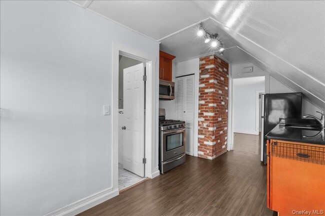 Building Photo - 7 Oak Ave