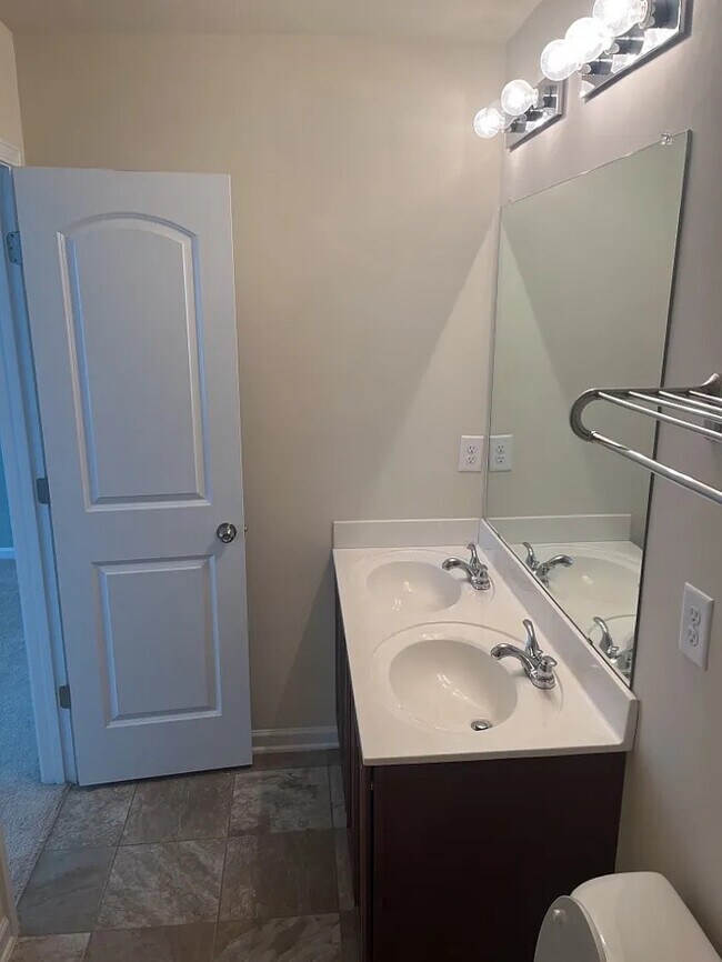 Building Photo - 4 Bedrooms 2.5 Bathrooms