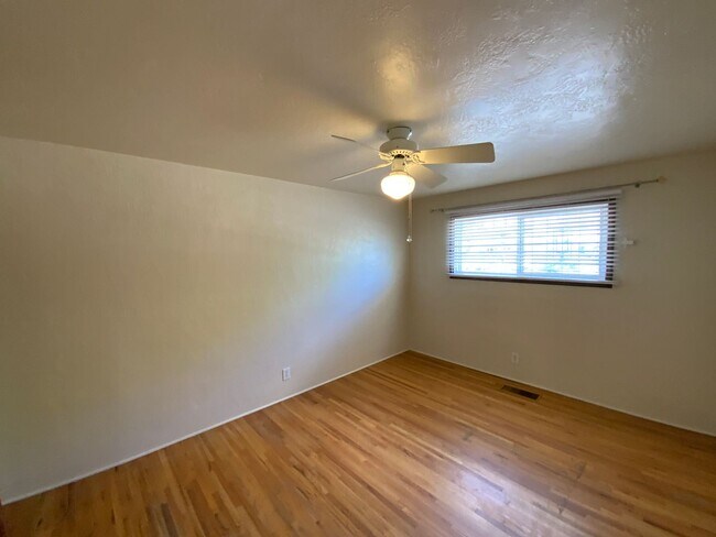 Building Photo - 3 Bedroom Single Story Home Available Near...