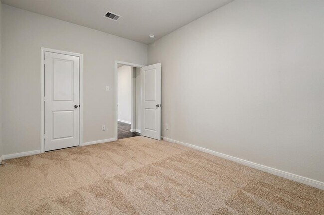 Building Photo - 15834 Berry Hl Dr