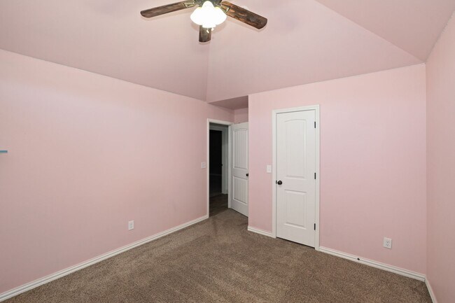 Building Photo - Stunning with 4 bedrooms in City View!