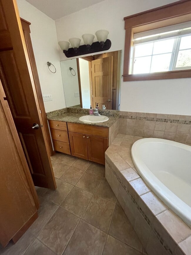 Building Photo - 4 Bd/3 Ba Townhouse on Pioneer Hill!