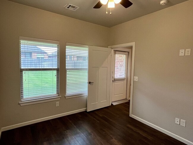 Building Photo - Large 3 Bed, 2 Bath in Beautifully Well-Ma...