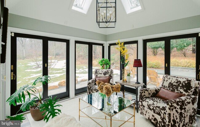 Building Photo - 15841 York Rd