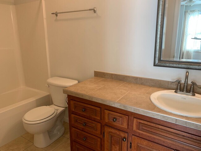 Building Photo - 2 Bedroom Townhouse off Wiggington Road