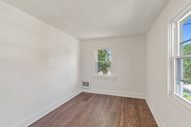 Building Photo - Cozy 3 Bedroom, 1.5 Bath Single Family Home!