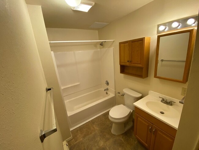 Building Photo - Downstairs Two Bedroom Apt in Bayfield