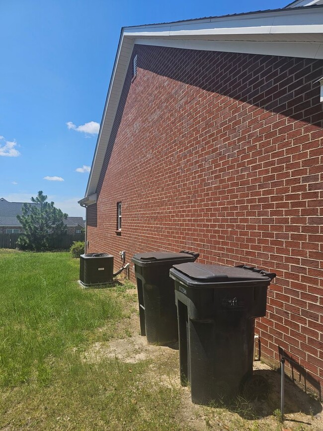 Building Photo - 4 Bedroom Brick Ranch