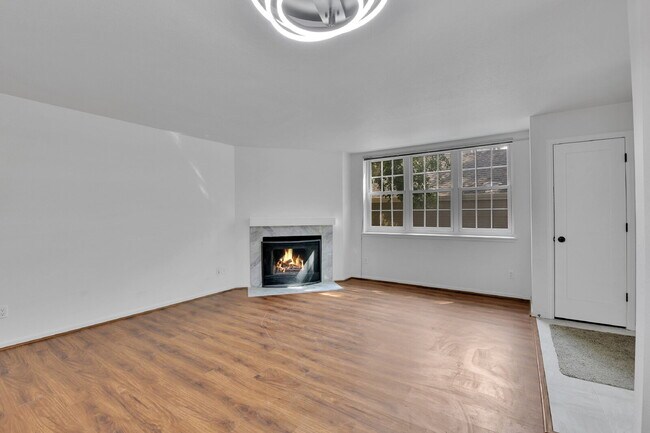 Building Photo - $1,825.00, 2-bed, 2-bath condo in Lakewood.
