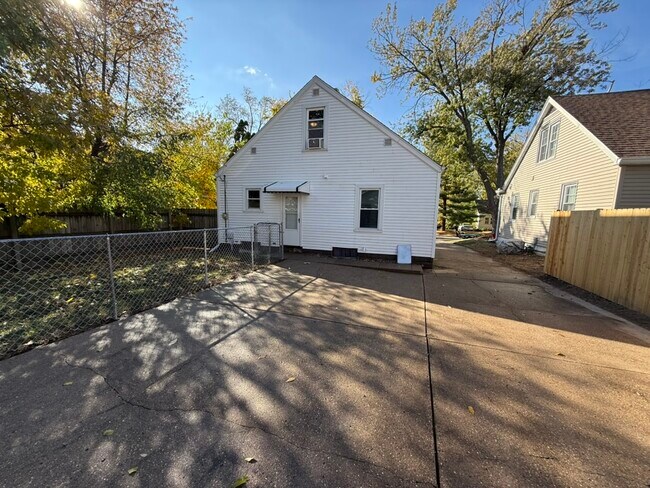 Building Photo - 3108 N Parish Ave