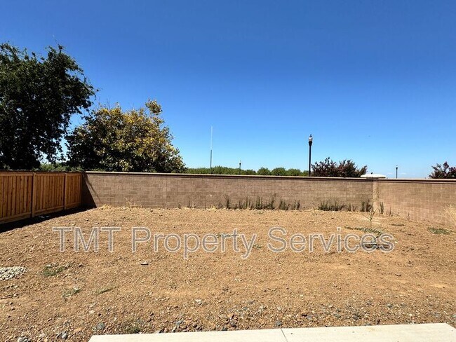 Building Photo - 1372 Redford Wy