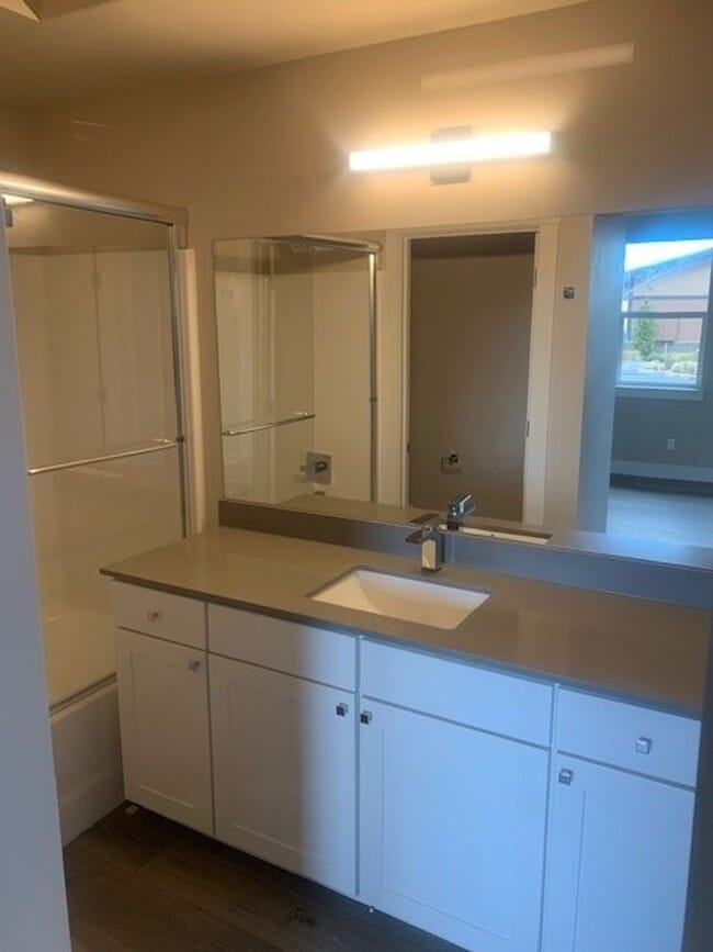 Building Photo - 3 Bed/3 Bath Modern and Luxurious Townhome in NE Bend