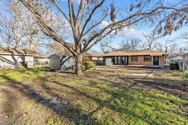 Building Photo - "Fully Remodeled 3-Bedroom Oasis with 2.5 ...