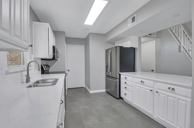 Building Photo - 401 S Cannady Dr