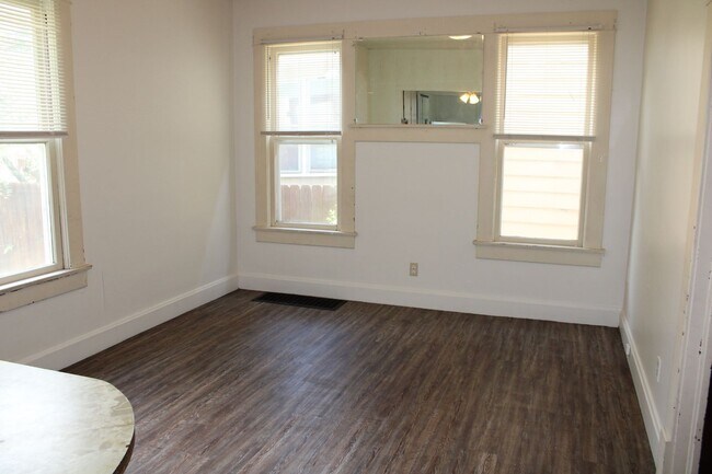 Building Photo - 910 Humboldt St
