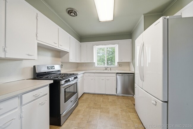 Building Photo - 805 S Cedar St