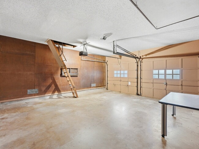 Building Photo - Home with a POOL!