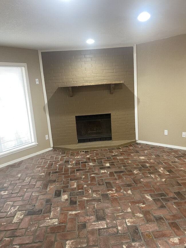 Building Photo - 1332 Eastgate Dr