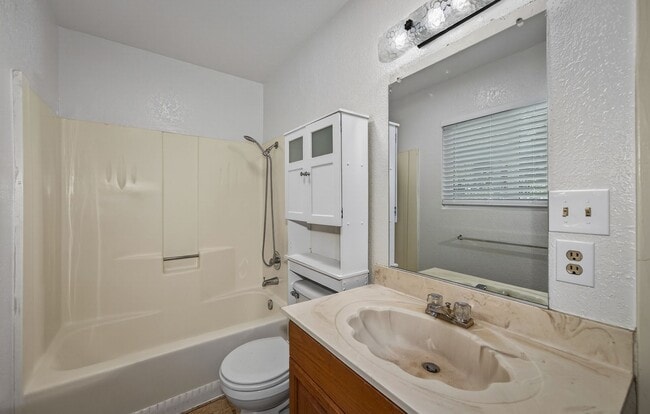 Building Photo - Spacious Updated Single Story - Walk to LLUMC