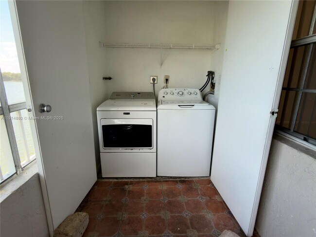 Building Photo - 2831 N Oakland Forest Dr