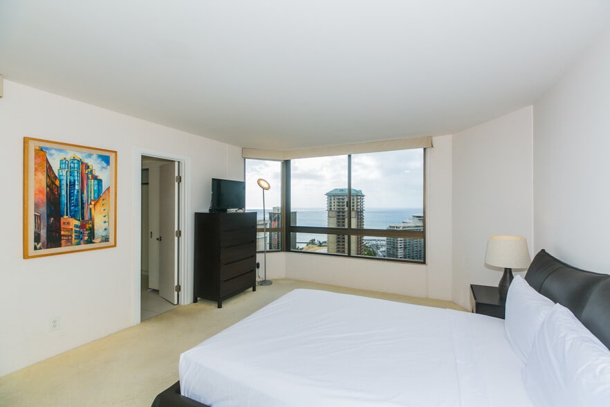 2nd bedroom with full bathroom - 1910 Ala Moana Blvd