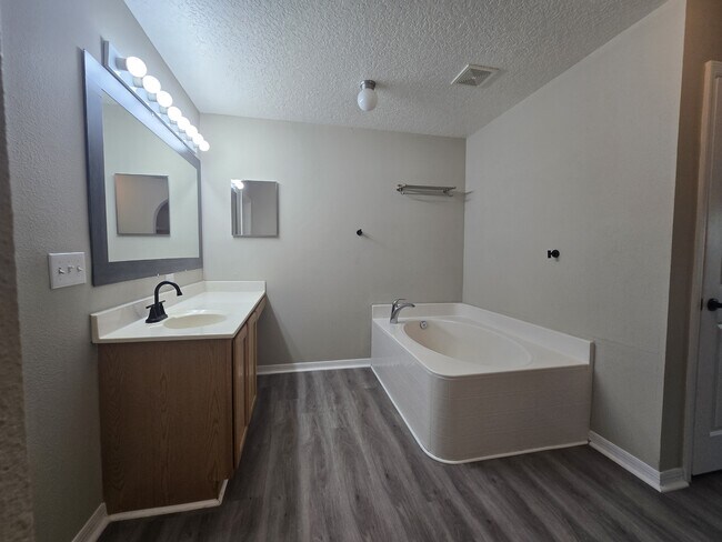 Building Photo - 405 Brooklet Cir