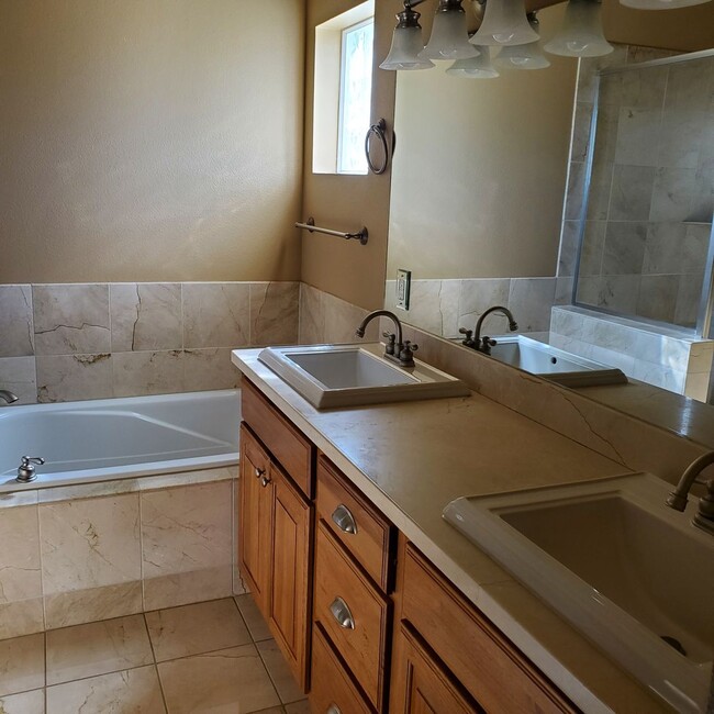 Building Photo - LARGE 3 BED 3 BATH TOWNHOME IN THE DESIRABLE POINTE NEIGHBORHOOD