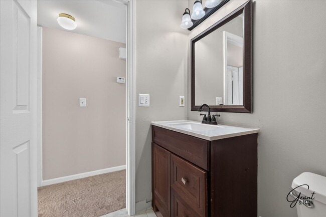 Building Photo - $1295 2 bedroom upper condo