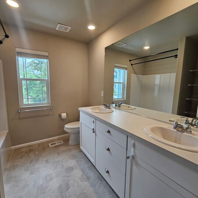 Building Photo - Beautiful 4-Bedroom Home with Spacious Loft, Fenced Yard & More!