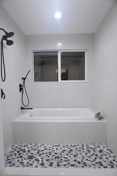 Shower and Tub - 551 11th Ave