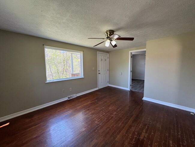 Building Photo - Cozy 2 Bedroom 1 Bathroom Home Nestled in ...