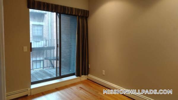 Building Photo - 390 Riverway