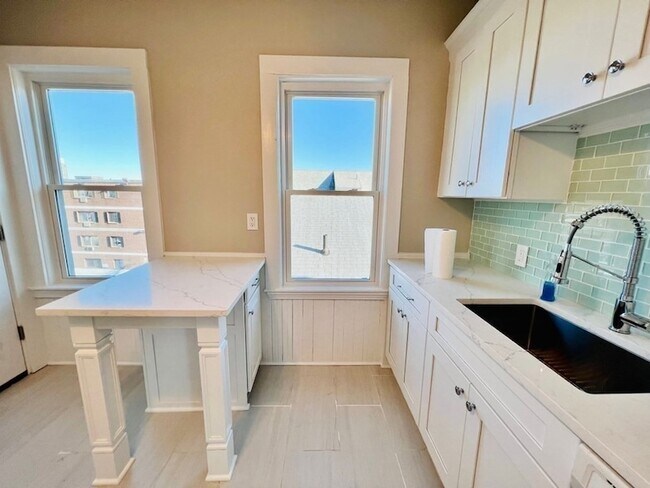 Building Photo - 22 Gardena St