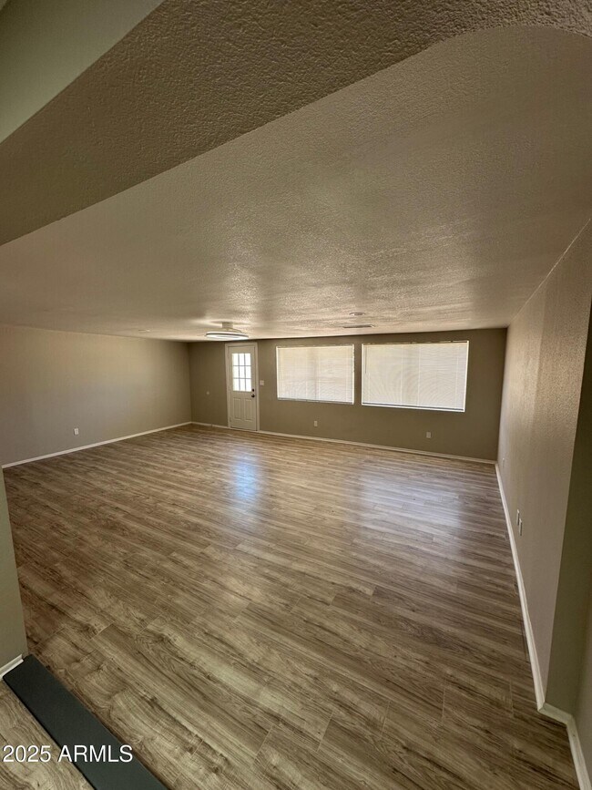 Building Photo - 1038 E Hondo Ave