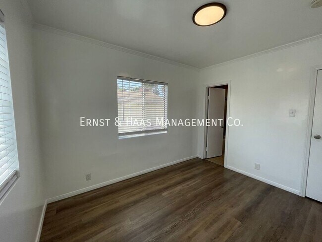 Building Photo - Charming 2 Bedroom Duplex Unit with Parking!