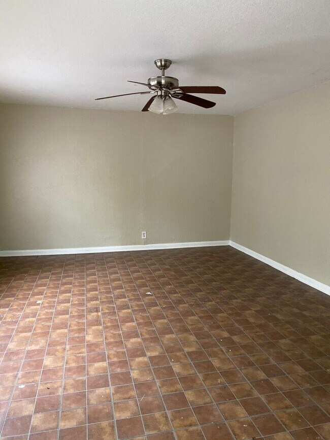 Building Photo - $99 move in today! Large 1/1-Pet friendly