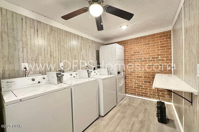 Building Photo - 121 Casa Pl